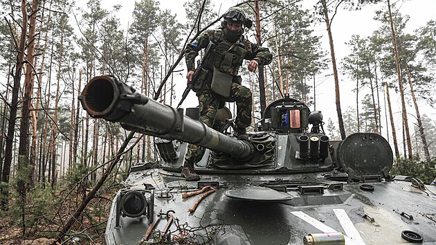 Ukrajint vojci prohlej rusk tank zabaven v lese v Irpinsk oblasti, kde probhaly jedny z nejintenzivnjch boj od zatku vlky. (1. dubna 2022)