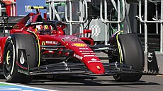 Carlos Sainz z Ferrari pi prvním tréninku na Velkou cenu Austrálie.