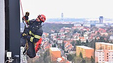 Lezci pra�ských hasi�� zajistili uvoln�né hodiny na vý�kové budov�. (5. dubna...