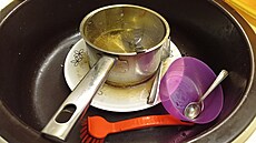 Drobné nádobí je výhodnjí bleskov umýt v ruce.