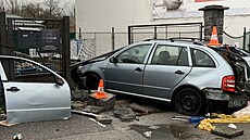 Na Praské tíd v eských Budjovicích se stetla dv auta. (9. dubna 2022)