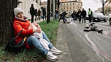 Skupina lidí p�ed ruským velvyslanectvím v Praze p�ipomn�la civilní ob�ti...