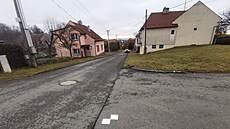 Desítky geodetických znaek na silnicích v Olomouckém kraji, které jsou...