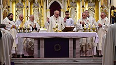 Bohosluba ped uloením ostatk v katedrále sv. Václava, uprosted olomoucký...