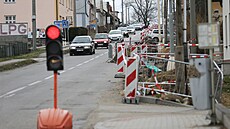 Kyvadlově semafory je řízen provoz na citelně rozkopané Pávovské ulici mezi...