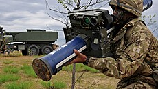 Britský voják pi výcviku s inertní (modrou) raketnicí MANPADS Starstreak