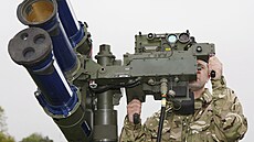 LML s trojicí kontejner� Starstreak. Z prost�edního byla odpálena st�ela.