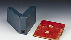 Zápisníky se ukrývaly v modré krabice, v ní byly i v univerzitním archivu.