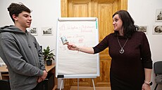 Jak se �ekne.... Monika Havlí�ková u�í v �ehlovicích ukrajinské uprchlíky �esky.