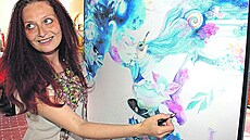 Výtvarnice Marie Bro�ová p�i kreslení obraz� na ve�ejnosti.