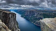 Strmý monument hory Kjerag spoluvytvá�ela ob�í síla pevninských ledovc�, která...
