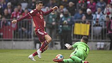 Útoník Robert Lewandowski z Bayernu (vlevo) v anci ped brankáem Rafalem...