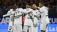 Fotbalisté Paíe St. Germain se radují z gólu, který vstelil Neymar.