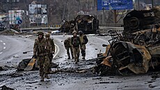 Ukrajinští vojáci po bojích s ruskými jednotkami v Buči. (2. dubna 2022) | na serveru Lidovky.cz | aktuální zprávy
