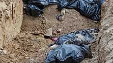 Hromadný hrob civilistů ve městě Buča (4. dubna 2022)
