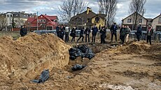 Hromadný hrob civilist� ve m�st� Bu�a (4. dubna 2022)