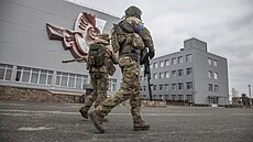 Ukrajinští vojáci prochází oblast v okolí jaderné elektrárny Černobyl. (5....