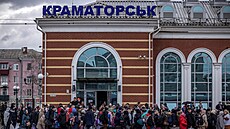 Prchající civilisté na nádra�í v ukrajinském m�st� Kramatorsk. (6. dubna 2022)