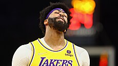 Anthony Davis z Los Angeles Lakers smutní bhem zápasu NBA s Phoenixem.