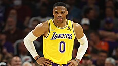 Zamy�lený Russell Westbrook z Los Angeles Lakers b�hem utkání NBA s Phoenixem