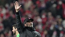 Jürgen Klopp zdraví fanoušky Liverpoolu po výhře na hřišti Benfiky Lisabon.
