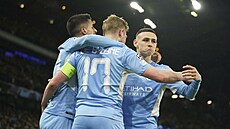 Phil Foden (vpravo) slaví branku Manchesteru City, na kterou nahrál Kevinovi De...