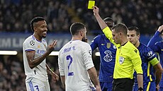 Éder Militao (Real Madrid) p�ijímá �lutou kartu s úsm�vem.