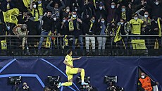 Arnaut Danjuma slaví s fanouky Villarrealu gól v Lize mistr proti Bayernu.