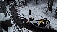 Malá dodávka skon�ila v potoce p�evrácená na st�echu.