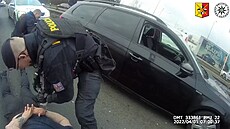 Cizince v kradeném luxusním aut� p�ekvapili policisté zastavovacím pásem