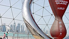 Katarské Dauhá, hostitel fotbalového mistrovství sv�ta 2022. Vpravo odpo�et do...