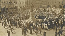 Socha Josefa II. se vedle morového sloupu stala jednou z dominant na plo�e...