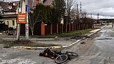 Tlo civilisty leící na ulici ve mst Bua v Kyjevské oblasti (2. dubna 2022)