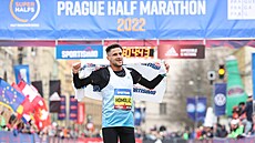 Jiří Homoláč v cíli pražského půlmaratonu 2022.