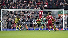 Liverpoolský Diogo Jota skáe pro hlaviku v zápase proti Watfordu.