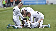 Hrá�i Slovácka se radují z gólu v zápase proti Olomouci.