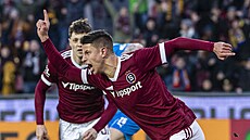 Adam Hlo�ek se raduje po svém gólu do sít� Baníku Ostrava.