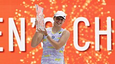 Polka Iga Šwiateková se raduje po vítězství ve finále turnaje v Miami proti...