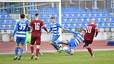 Zápas 2. fotbalové ligy mezi Ústím nad Labem  a Spartou B. Daniel Turyna dává...