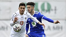 Hradecký Petr Rybi�ka v souboji s Davidem �imkem z Boleslavi ve 27. kole...