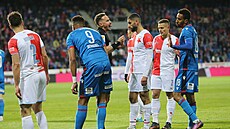 Hlavní rozhod�í Pawel Raczkowski �ídí utkání Slavie s Plzní.
