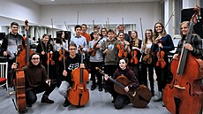 Smycový orchestr Smiling String Orchestra psobí pi ZU Stezina v Hradci...