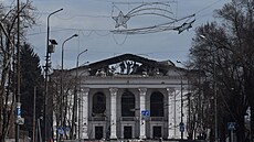 Zniené divadlo v ukrajinském Mariupolu. Ruské síly na nj zaútoily 16....
