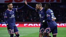 Radost fotbalist St. Germain, zleva Neymar, Mbappé a Gueye.