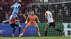 Velká �ance slávisty Olayinky, který hlavou míjí bránu Feyenoordu.