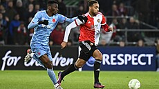 Slávista Ibrahim Traoré (vlevo) stíhá Cyriela Desserse z Feyenoordu Rotterdam...