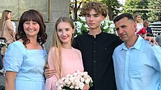 Oksana ernij, její dcera a sedmnáctiletý syn, s nimi odjela do eska. Úpln...