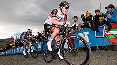 JAKO STÍN. Na v�ech kostkových stoupáních Mathieu van der Poel následoval...