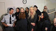 U havlí�kobrodského okresního soudu za�al proces se sedmi dozorci z �enské...