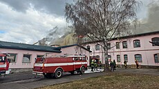 Po�ár v sídle nábytká�ské firmy v Krucemburku na Havlí�kobrodsku. S plameny...